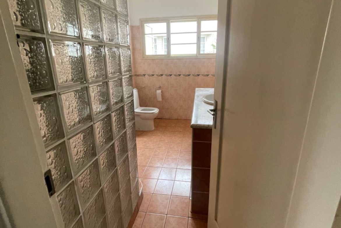 Vender: Moradia geminada T3 na Polana