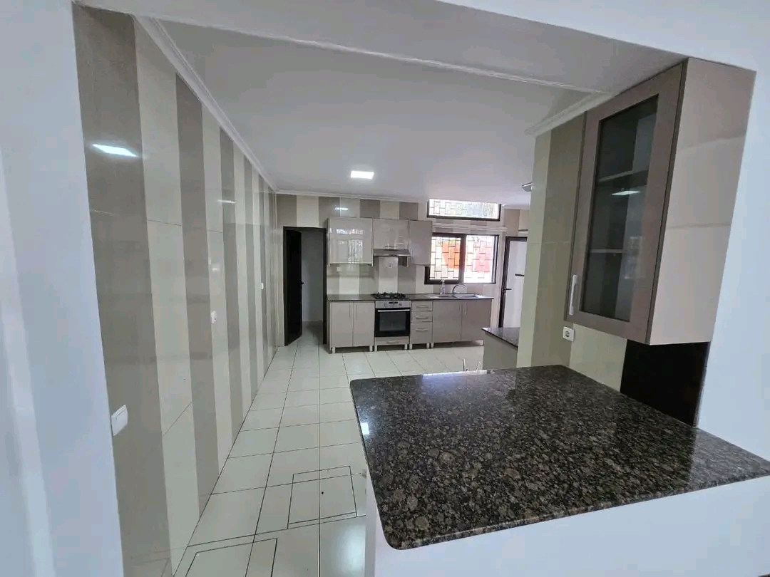 Arrendar: Deslumbrante Moradia Duplex T4 na Coop