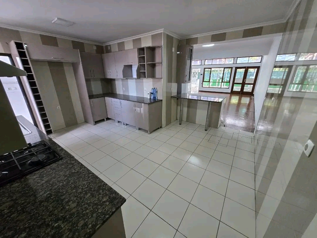 Arrendar: Deslumbrante Moradia Duplex T4 na Coop
