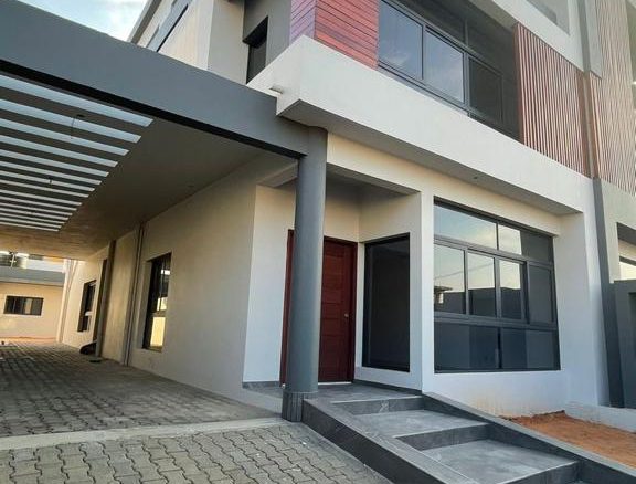 Vender: Moradia T6 No Triunfo Novo