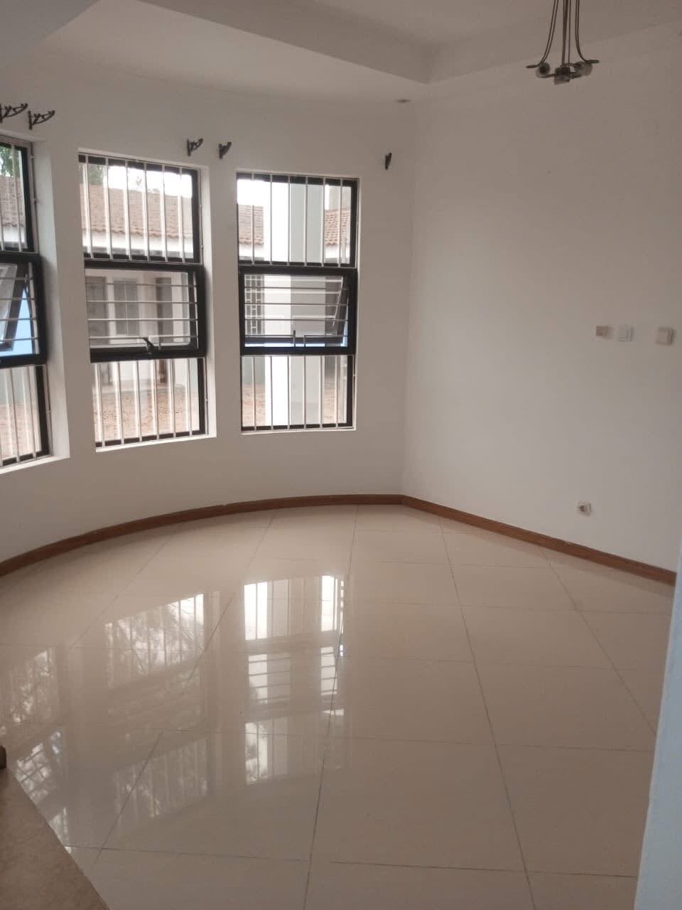 Vender: Moradia T5 No Triunfo Novo