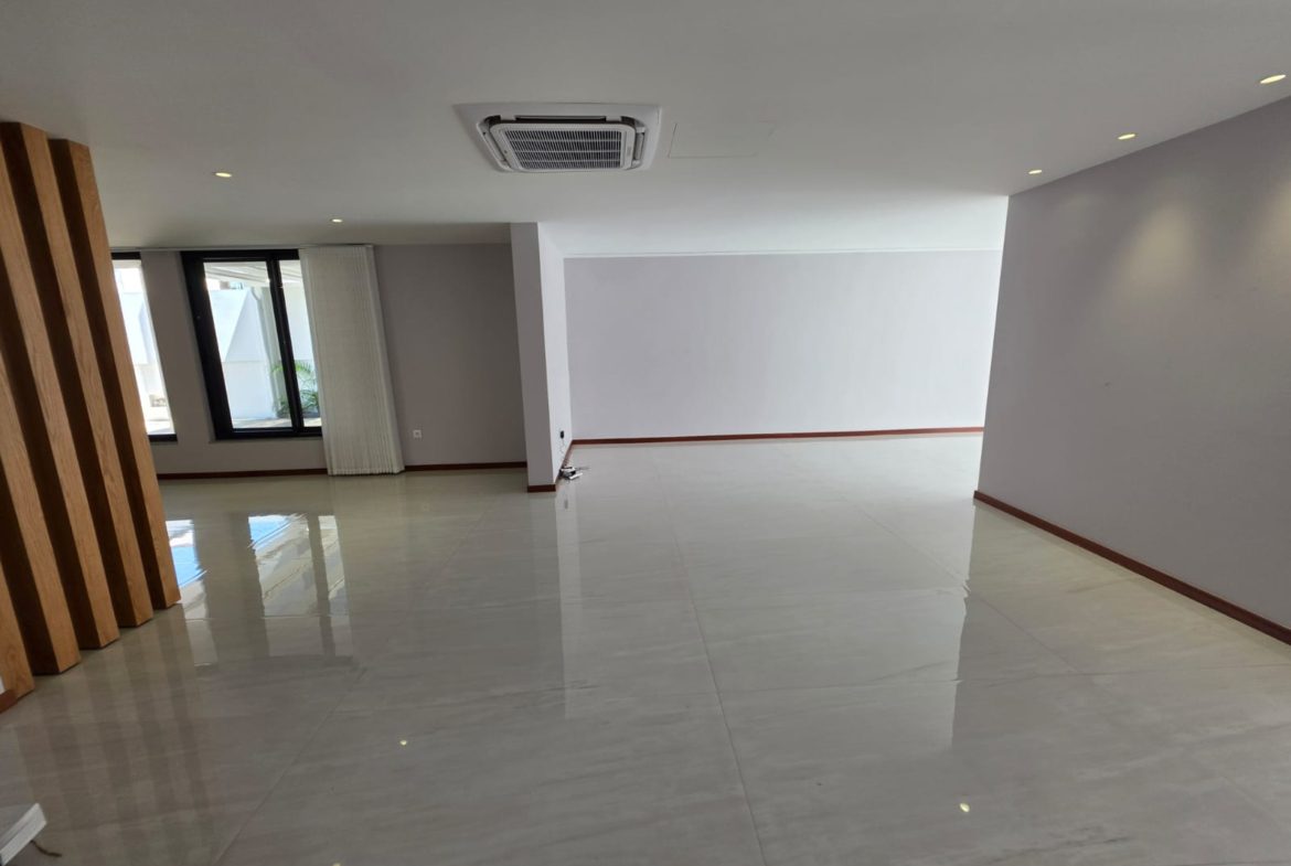 Vender: Moradia T4 Na Sommerschield 1